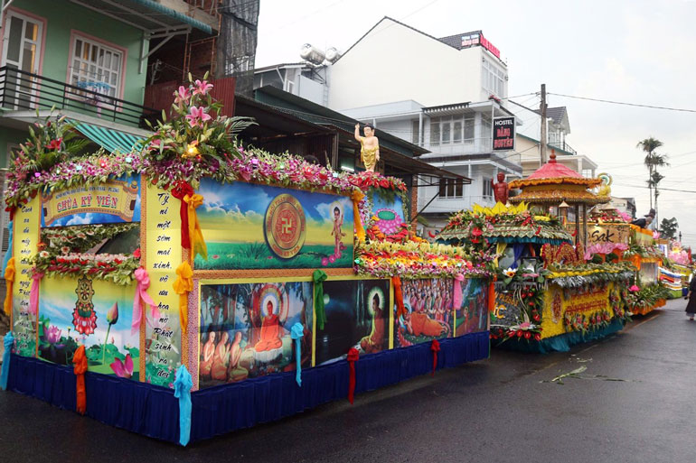 Diễu hành xe hoa đường phố nhân đại lễ Phật đản 