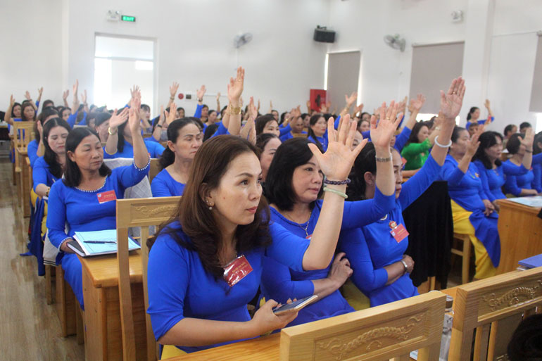 Các đại biểu biểu quyết bầu Ban Chấp hành Hội LHPN thị trấn Liên Nghĩa khóa XII, nhiệm kỳ 2016-2021