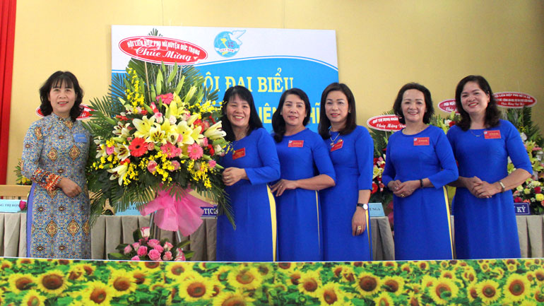 Đồng chí Đặng Thị Hiệp - Chủ tịch Hội LHPN huyện tặng hoa chúc mừng Đại hội
