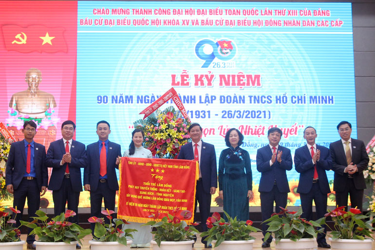 Lãnh đạo Tỉnh ủy, UBND, Ủy ban MTTQ Việt Nam tỉnh tặng hoa và trướng chúc mừng cho Tỉnh Đoàn Lâm Đồng