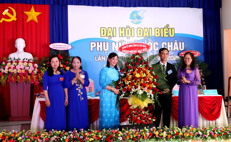 Lãnh đạo xã Lộc Châu tặng hoa chúc mừng Đại hội
