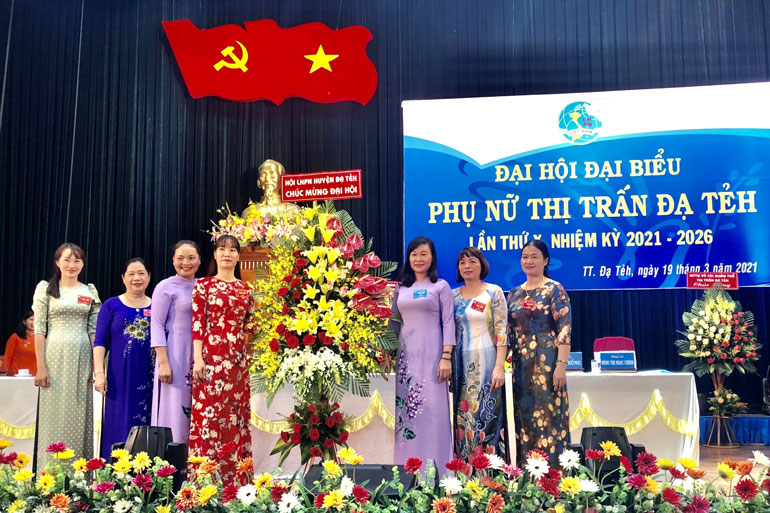 Lãnh đạo Hội LHPN huyện Đạ Tẻh tặng hoa chúc mừng Đại hội