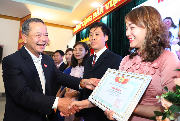 Đồng chí Hoàng Liên – Chủ tịch Liên đoàn Lao động tỉnh Lâm Đồng tặng giấy khen biểu dương các gia đình tiêu biểu giai đoạn 2016 – 2020