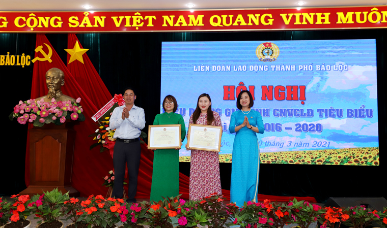 Các cá nhân đón nhận bằng khen của Tổng Liên đoàn Lao động Việt Nam