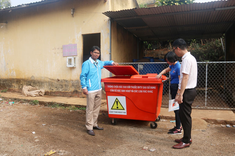 Kiểm tra thùng rác phân loại rác thải tái chế 