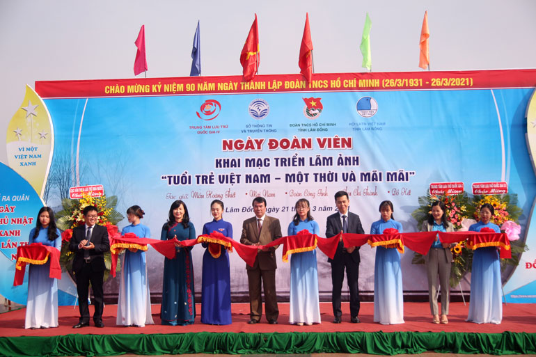 Các đại biểu cắt băng khai mạc triển lãm ảnh “Tuổi trẻ Việt Nam - Một thời và mãi mãi”