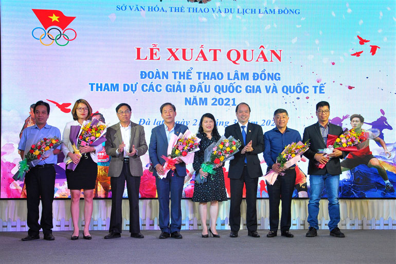 Ông Võ Ngọc Hiệp - Chủ tịch Ủy ban MTTQ Việt Nam tỉnh và ông Nguyễn Viết Vân - Giám đốc Sở Văn hóa Thể thao và Du lịch Lâm Đồng trao hoa cho các đơn vị tài trợ cho thể thao Lâm Đồng trong năm 2020 