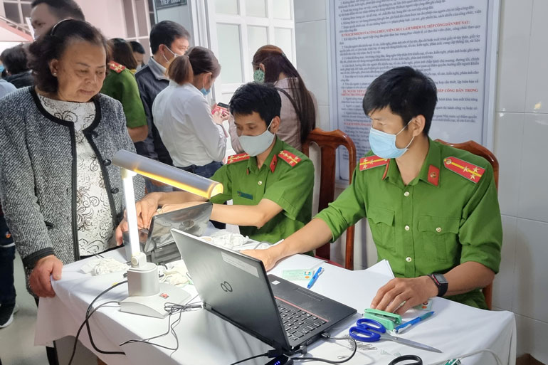 Cán bộ công an thực hiện các thủ tục đổi căn cước công dân cho người dân. Ảnh: Lê Tiến