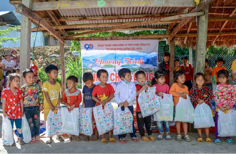 Trao quà tặng cho các em học sinh tại “Phiên chợ 0 đồng”