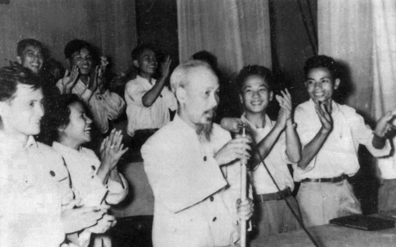 Đồng chí Nguyễn Lam (ngoài cùng bên trái) và Chủ tịch Hồ Chí Minh tại Đại hội Đoàn toàn quốc lần thứ II (ngày 2-11-1956) (Ảnh tư liệu)