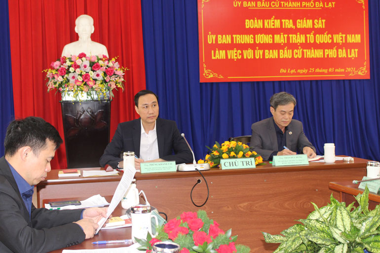 Phó Chủ tịch Ủy ban Trung ương MTTQ Việt Nam Phùng Khánh Tài cùng đoàn kiểm tra, giám sát làm việc với Ủy ban Bầu cử thành phố Đà Lạt