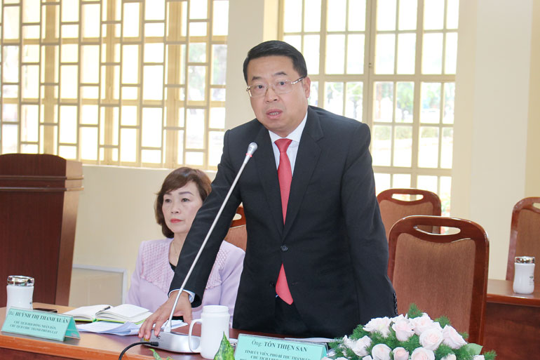 Chủ tịch UBND thành phố Đà Lạt Tôn Thiện San báo cáo một số nội dung liên quan đến công tác bầu cử