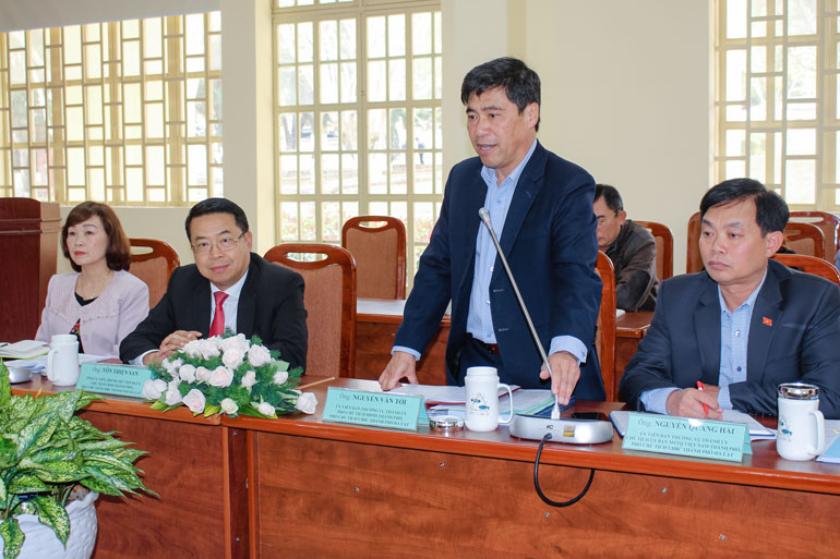 Phó Chủ tịch HĐND thành phố Đà Lạt Nguyễn Văn Tới báo cáo với đoàn về tiến độ bầu cử