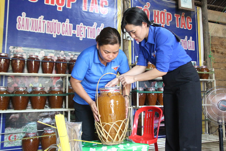 Đoàn các cấp ở Cát Tiên cũng đồng hành với THT trong việc quảng bá sản phẩm rượu cần truyền thống của người Châu Mạ