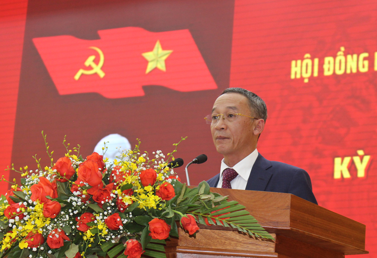 Đồng chí Trần Văn Hiệp - Chủ tịch UBND tỉnh Lâm Đồng báo cáo tổng kết nhiệm kỳ 2016 - 2021 của UBND tỉnh