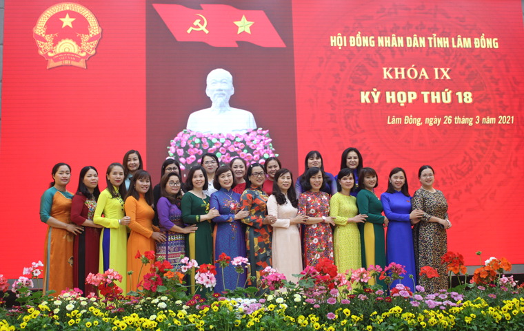 Các nữ đại biểu HĐND tỉnh khóa IX chụp hình lưu niệm