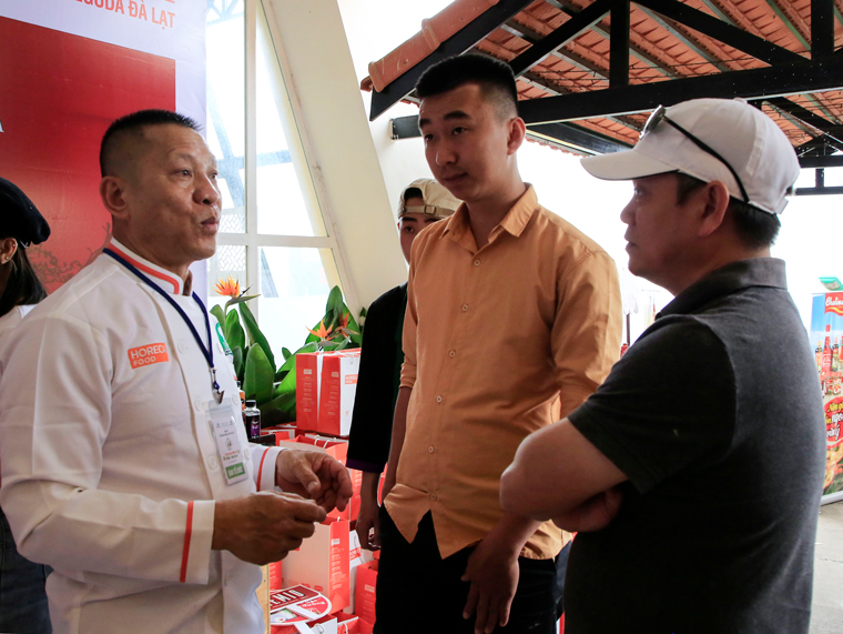 Phó Ban Tổ chức – đầu bếp Nguyễn Hữu Hường giải đáp thắc mắc của các đội thi