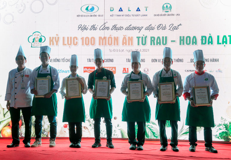 Sở Lao động Thương binh và Xã hội tỉnh Lâm Đồng trao bộ giải thưởng gồm 12 giải ba, 6 giải nhì và 3 giải nhất, cùng Chứng nhận Kỹ năng nghề cho các đầu bếp đoạt giải