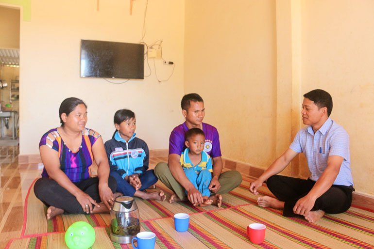 Gia đình anh K’ Di là một trong những hộ ở xã Đinh Trang Thượng tự nguyện xin thoát nghèo