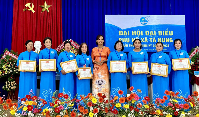 Hội Phụ nữ xã Tà Nung khen thưởng các điển hình xuất sắc trong phong trào phụ nữ xã 5 năm qua