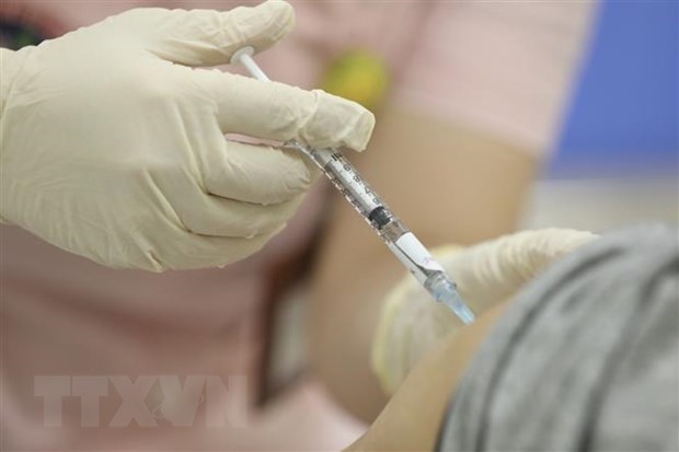 Tiêm vaccine ngừa COVID-19