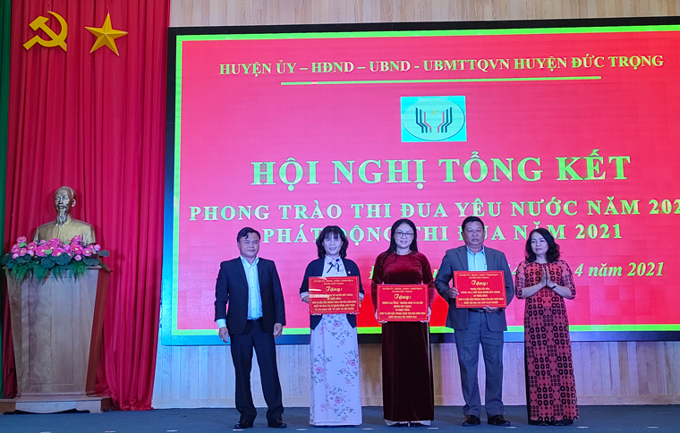 Đồng chí Phạm Thị Thanh Thúy – Phó Chủ tịch UBND huyện, tặng thưởng 20 triệu đồng cho 3 đơn vị xuất sắc dẫn đầu khối thi đua thuộc huyện