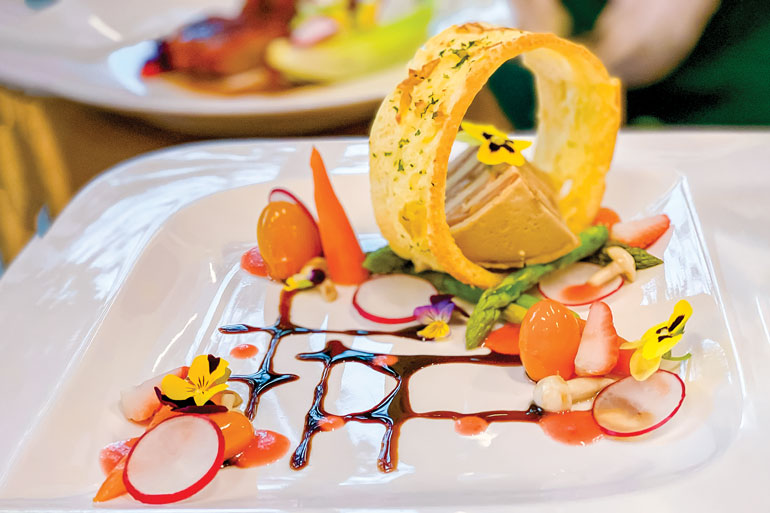 Món Xà lách rau, củ Đà Lạt nướng gan ngỗng, cá hồi sốt dâu tây của đầu bếp Quan Phú Nam (KS Colline) là một trong 3 món ăn đoạt giải Nhất