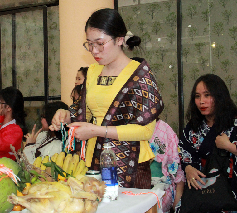 Tổ chức Tết truyền thống Bunpimay cho sinh viên Lào