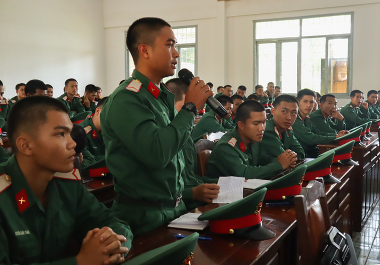 Các chiến sĩ tại Trung đoàn 994 thẳng thắn chia sẻ nhiều tâm tư, nguyện vọng tại buổi đối thoại