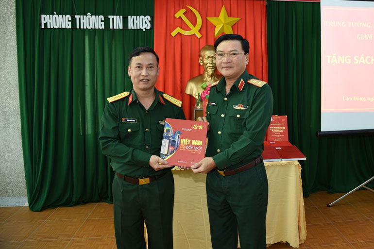 Trung tướng, PGS, TS Hoàng Văn Minh - Giám đốc Học viện Lục quân tặng sách cho thư viện Học viện Lục quân