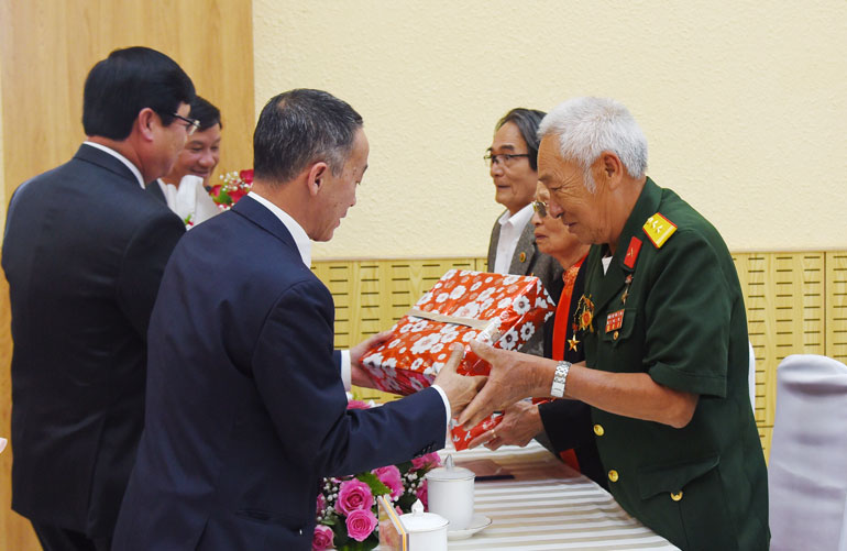 Lãnh đạo tỉnh tặng quà cho các Bà Mẹ Việt Nam anh hùng; Anh hùng Lực lượng vũ trang Nhân dân