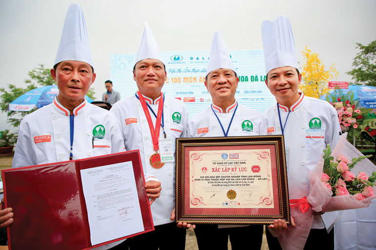 Chi hội Đầu bếp chuyên nghiệp Lâm Đồng xác lập kỷ lục ”100 món ăn từ rau và hoa Đà Lạt”