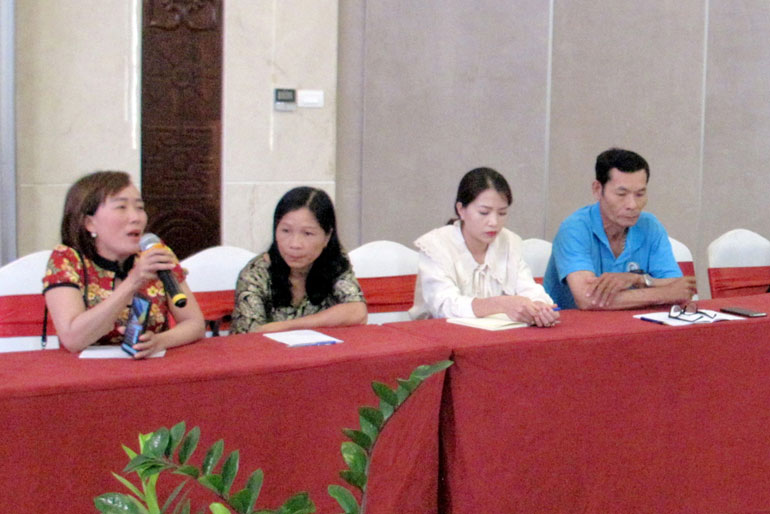 Chị Xuân (thứ 2 từ trái sang) trong Nhóm truyền thông phát triển cộng đồng của Dự án Tổ chức xã hội thúc đẩy cải thiện dịch vụ chăm sóc sức khỏe sinh sản cho phụ nữ và thanh niên DTTS tại Lâm Hà tham gia lớp tập huấn của dự án