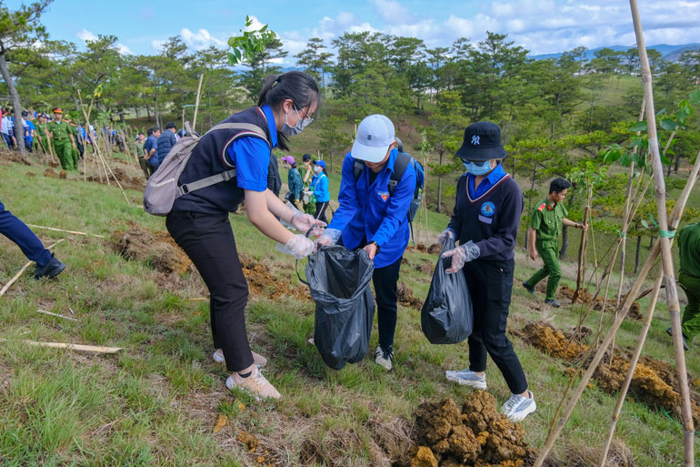 Học sinh trên địa bàn TP Đà Lạt gom rác thải trong quá trình trồng cây, đảm bảo môi trường rừng không có rác thải nhựa