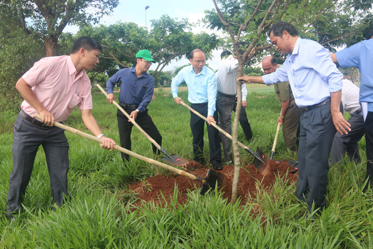 Đồng chí Đinh Văn Tuấn - Bí thư Huyện ủy Di Linh và các đồng chí lãnh đạo huyện tham gia trồng cây