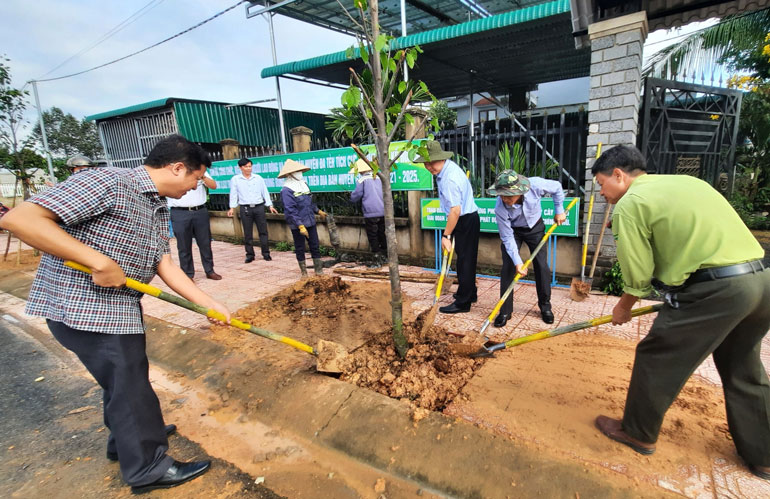 Lãnh đạo huyện Đạ Tẻh tham gia trồng cây sau lễ phát động