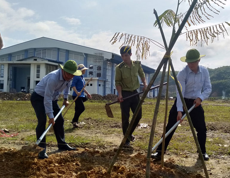 Lãnh đạo huyện Cát Tiên tham gia trồng cây xanh sau lễ phát động