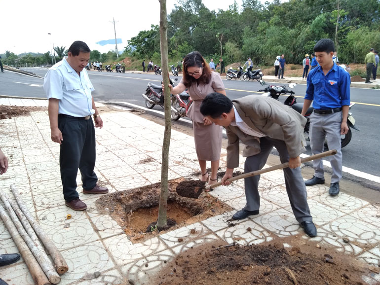 Lãnh đạo huyện Đam Rông tham gia trồng cây xanh