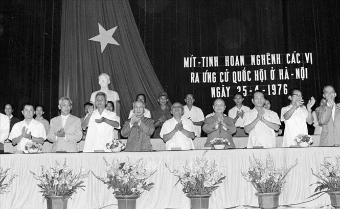 Tối 22/4/1976, tại Nhà hát Lớn Hà Nội, Ủy ban Mặt trận Tổ quốc và Ủy ban hành chính thành phố Hà Nội tổ chức mít tinh chào mừng cuộc Tổng tuyển cử, chào mừng các vị ứng cử đại biểu Quốc hội. Chủ tịch Tôn Đức Thắng, Phó Chủ tịch Nguyễn Lương Bằng, Chủ tịch Ủy ban Thường vụ Quốc hội Trường Chinh và Thủ tướng Phạm Văn Đồng tới dự. Ảnh: Thế Trung/TTXVN