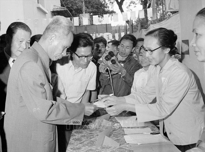 7h15 ngày 26/4/1976, Thủ tướng Phạm Văn Đồng đến bỏ phiếu tại khu vực bỏ phiếu số 13, tiểu khu Phan Đình Phùng, Khu phố Ba Đình, Hà Nội. Ảnh: Kim Hùng/TTXVN