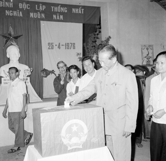 Sáng 25/4/1976, đồng chí Lê Duẩn, Bí thư thứ nhất Ban Chấp hành Trung ương Đảng đến bỏ phiếu tại hòm phiếu số 30, khu vực 1, khu phố Ba Đình (Hà Nội). Ảnh: Văn Bảo/TTXVN