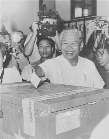 Sáng 25/4/1976, đồng chí Phạm Hùng, Ủy viên Bộ Chính trị, Bí thư Đảng bộ miền Nam, đại diện Đảng Lao động Việt Nam tại Chính phủ Cách mạng lâm thời Cộng hoà miền Nam Việt Nam đi bỏ phiếu bầu Quốc hội thống nhất tại tổ 509 khu vực 2, Bến Nghé, TP Sài Gòn (từ 2/7/1976 được đổi tên là TP Hồ Chí Minh). Ảnh: Văn Lượng/TTXVN