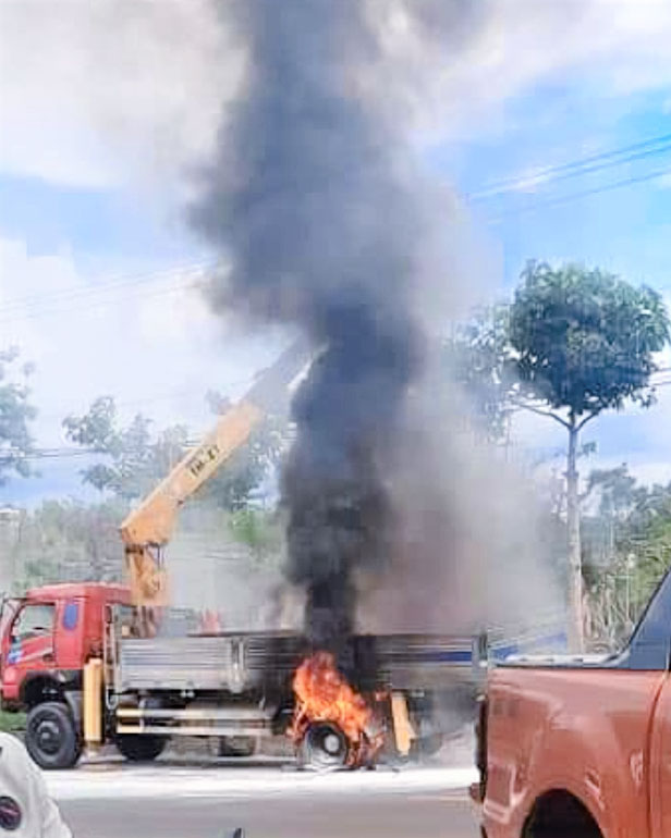 Vụ chập điện khiến xe tải cẩu bốc cháy dữ dội