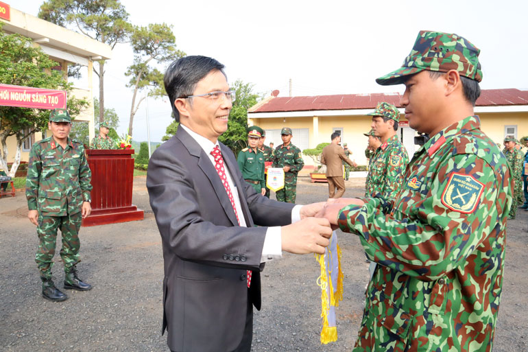 Đồng chí Đặng Trí Dũng – Phó Chủ tịch UBND tỉnh động viên tinh thần cán bộ, chiến sĩ, dân quân tự vệ tham gia hội thao, hội thi