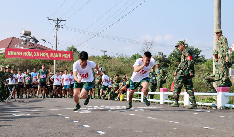 Các vận động viên tham gia nội dung chạy 100 m