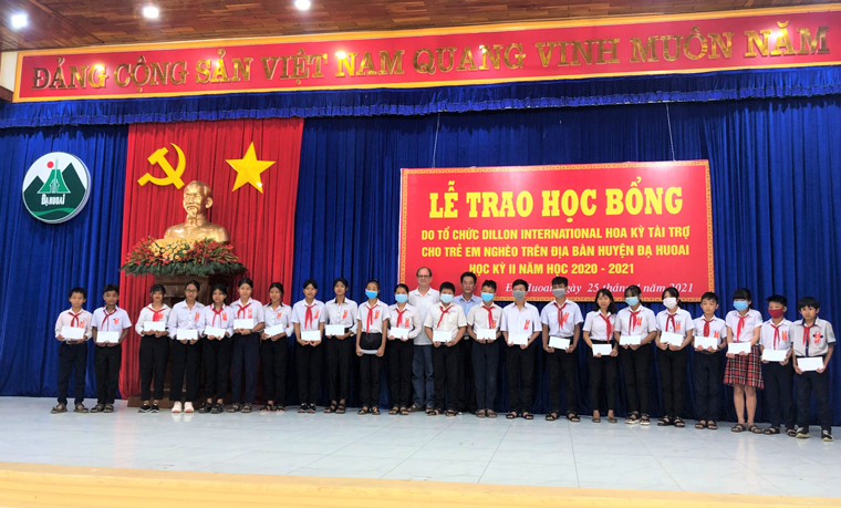 Đạ Huoai: Trao 100 suất học bổng cho học sinh, sinh viên vượt khó