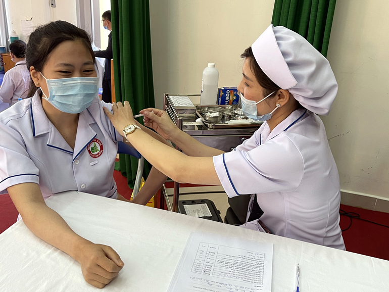 Cán bộ, nhân viên y tế Bệnh viện Đa khoa Lâm Đồng tiêm vắc xin phòng Covid-19