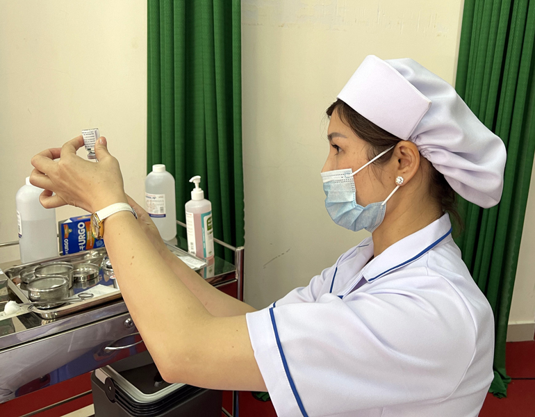 Nhân viên tiêm chủng tại điểm tiêm Bệnh viện Đa khoa Lâm Đồng