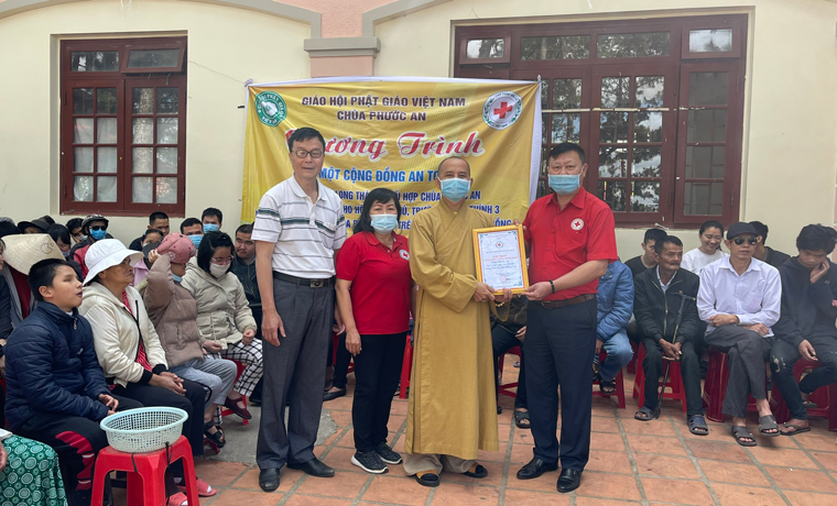Ông Đỗ Hoàng Tuấn – Chủ tịch Hội Chữ thập đỏ Lâm Đồng trao bảng ghi nhận tấm lòng vàng của các nhà tài trợ