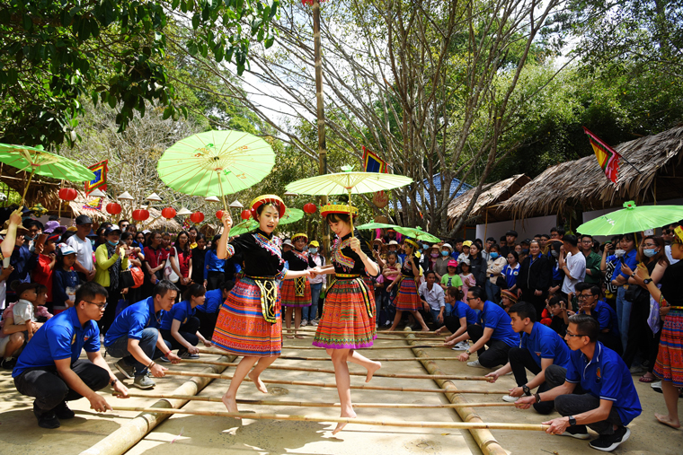 Trò chơi dân gian tại Lễ hội Giỗ tổ Hùng Vương được tổ chức tại Đền thờ Âu Lạc - Khu du lịch thác Prenn, Đà Lạt ngày 21/4 (tức mùng 10 tháng 3 năm Tân Sửu). Ảnh tư liệu